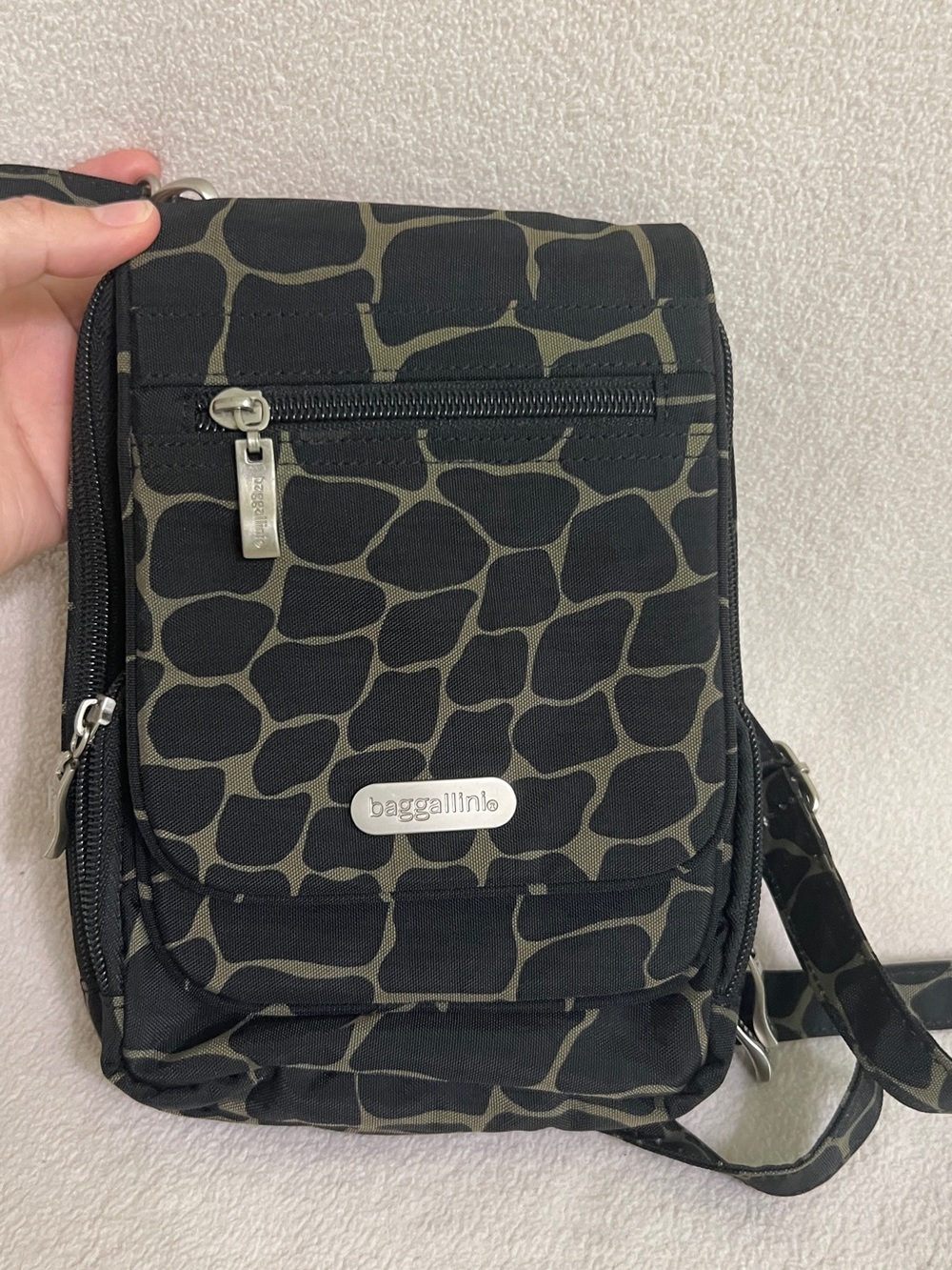 Baggallini Black Giraffe Print Crossbody Bag Small Water Resistant - Picture 2 of 16